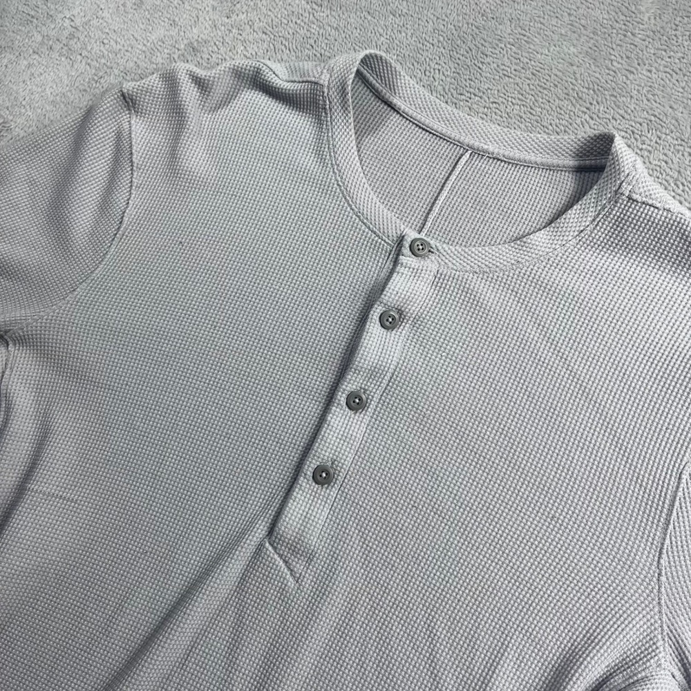 Lululemon Metal Vent Tech Henley Long Sleeve Shirt Gray Waffle Knit Mens Size L